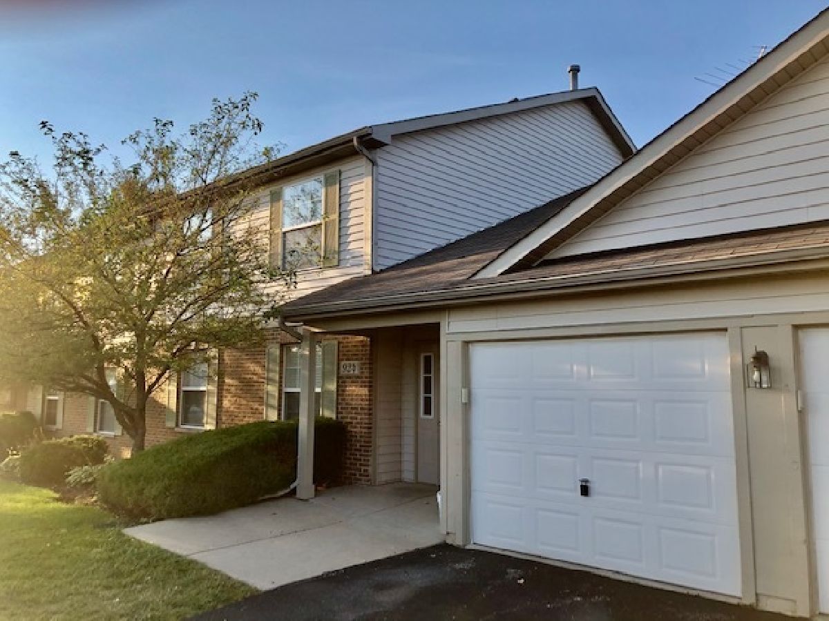 Condos & Townhomes Rented Fairfield Village Round Lake Beach Illinois, 924 Village