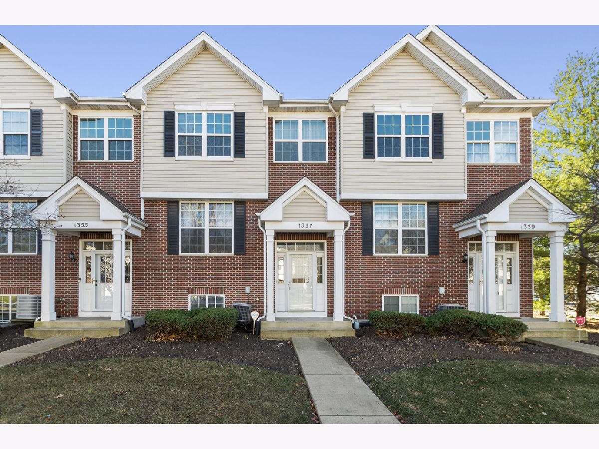 Townhomes & Condos Rented Creekside Romeoville Illinois, 1357 Alder Creek