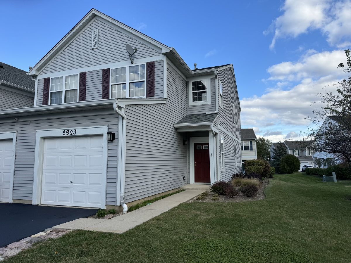 Townhomes & Condos Sold Falling Waters Lindenhurst Illinois, 2923 Falling Waters