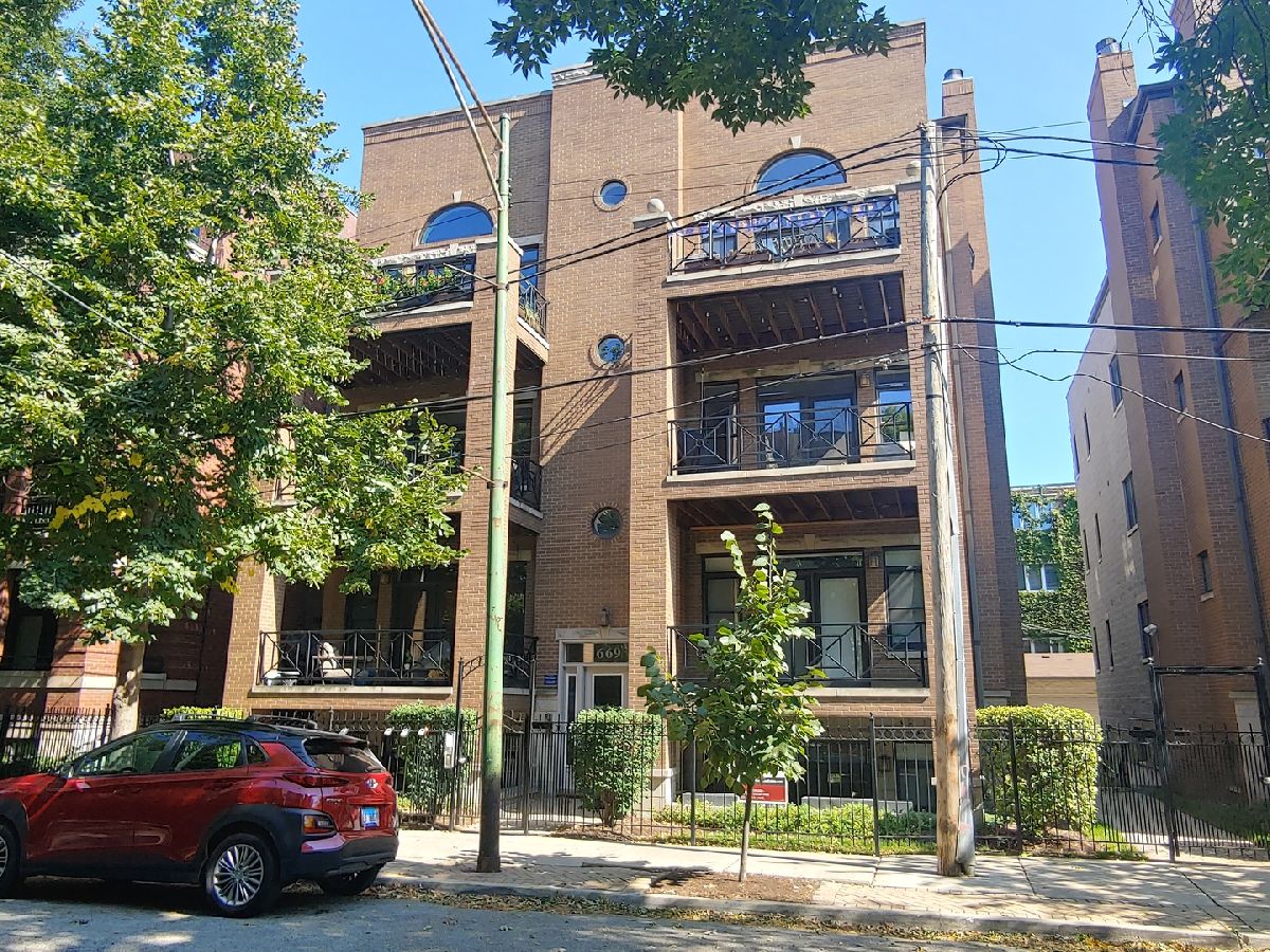 Condominiums Sold Peoria Row Of River West Chicago Illinois, 669 Peoria