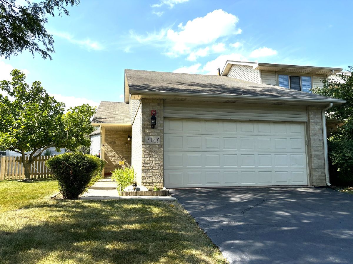 Townhomes & Homes Sold Burlington Woods Naperville Illinois, 2047 Yellow Daisy