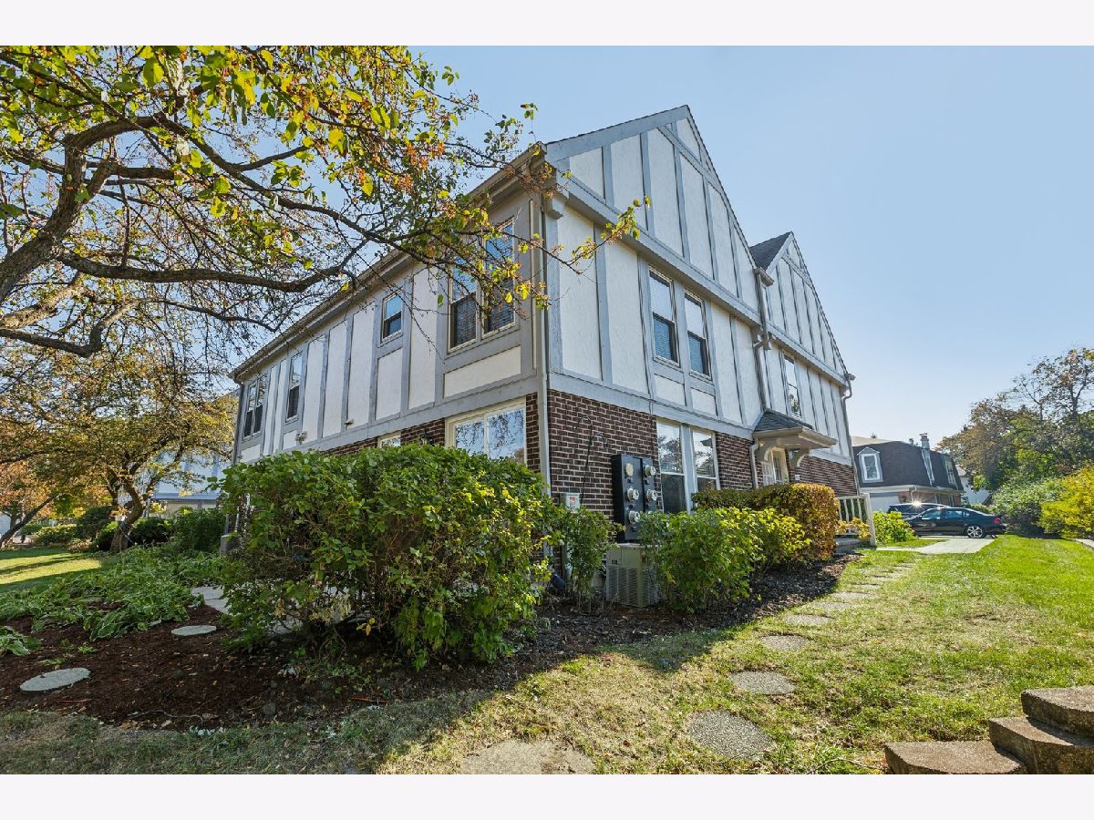 Condos & Townhomes Sold Cambridge Square Libertyville Illinois, 887 Garfield