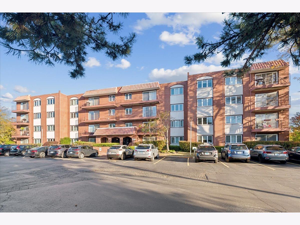 Condominiums Sold Spanish Courts Highland Park Illinois, 2066 Saint Johns