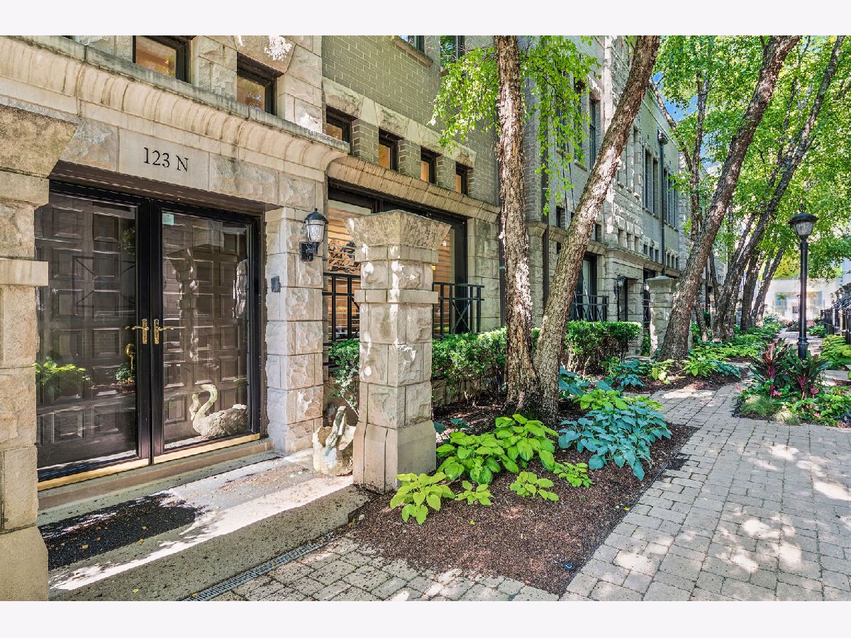 Townhomes Sold Oak Club Condos Chicago Illinois, 123 Oak