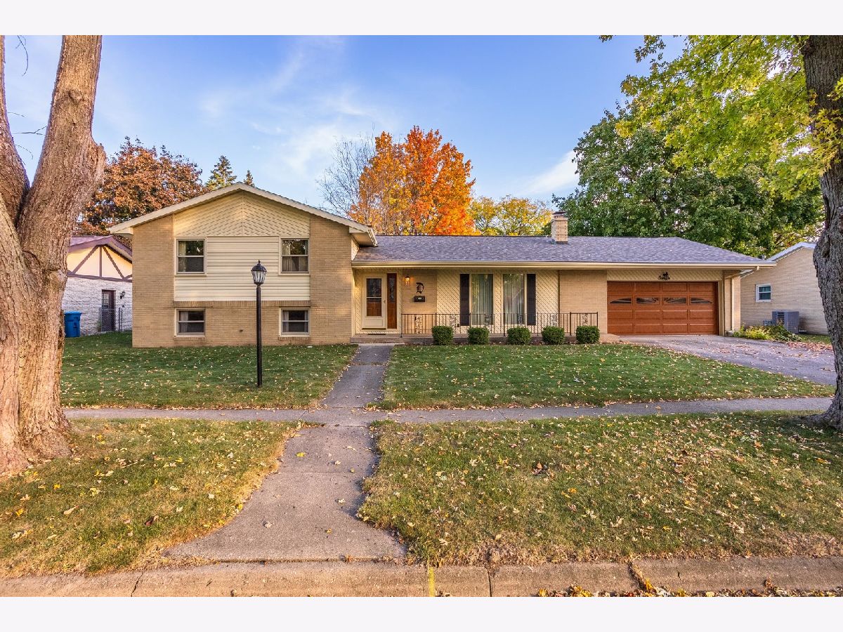 Homes & Condos & Townhomes Sold Prairie Gardens Pontiac Illinois, 11 Manor
