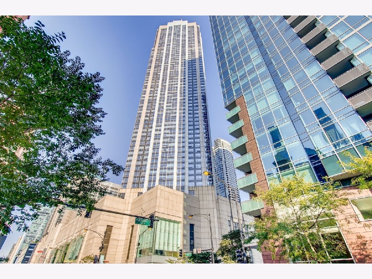 Condominiums Rented River East Chicago Illinois, 512 Mcclurg