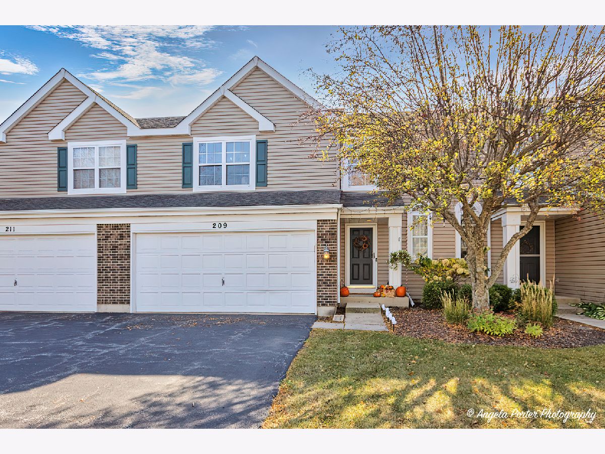 Townhomes Sold Mistwood Crystal Lake Illinois, 209 Mistwood