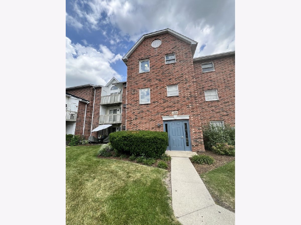 Condominiums Rented Prairie Point Lake In The Hills Illinois, 1303 Cunat