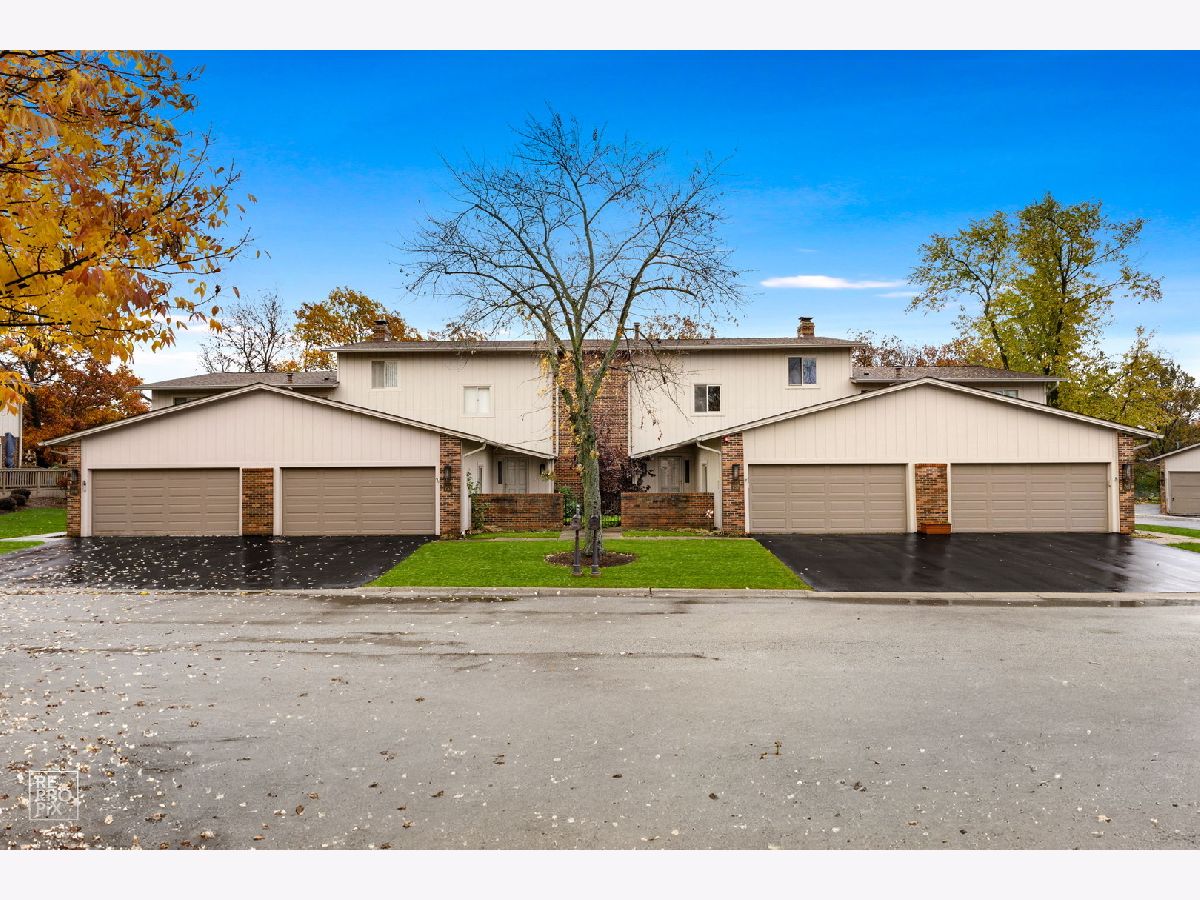 Townhomes & Condos Sold Gingerbrook Oak Brook Illinois, 2S757 Theresa