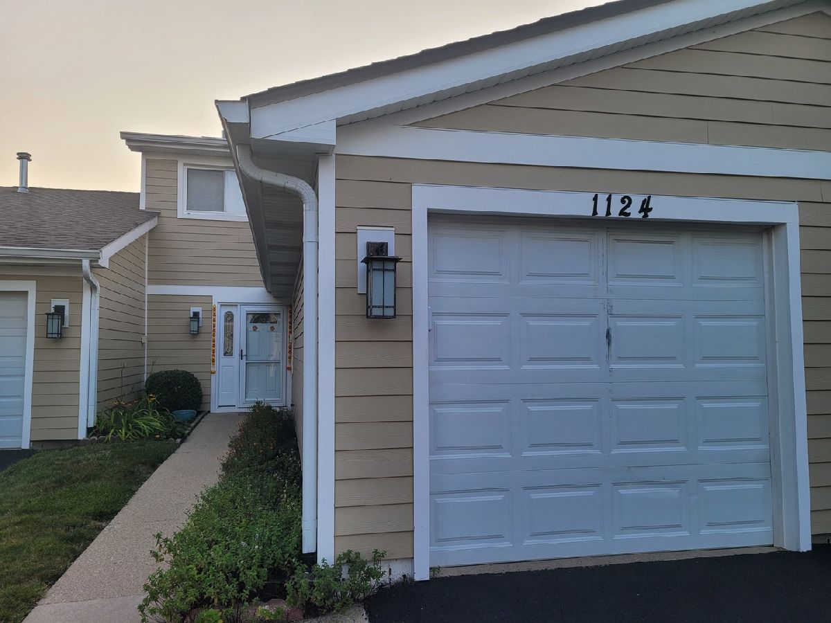 Townhomes Rented Amber Ridge Palatine Illinois, 1124 Potomac