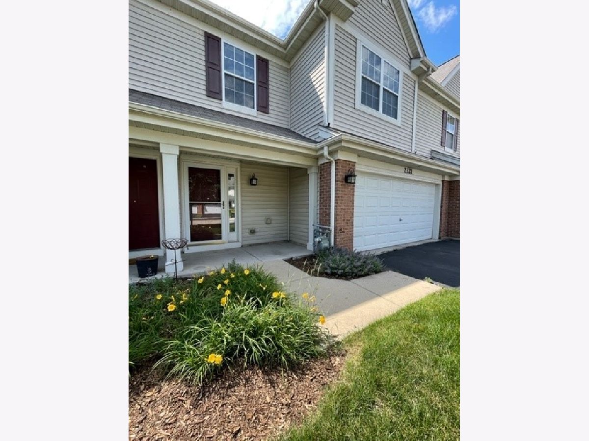 Townhomes & Condos Rented Coventry Lake In The Hills Illinois, 2321 Claremont