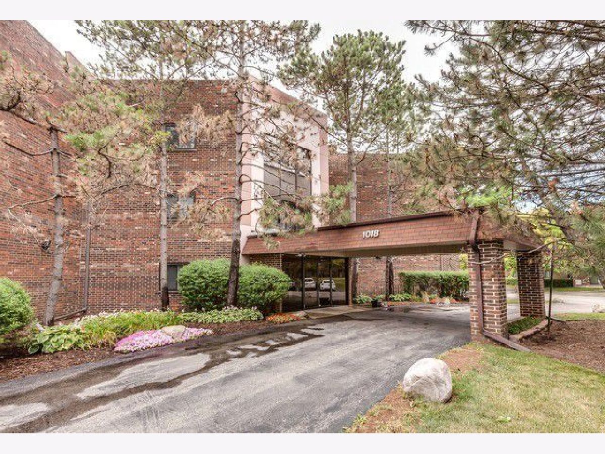 Condominiums Rented Glencove Estates Glenview Illinois, 1018 Castilian