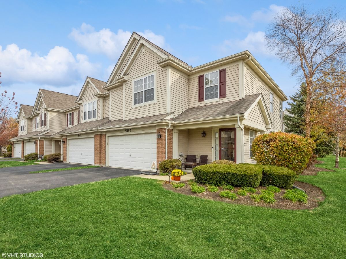 Townhomes & Condos Sold Coventry Lake In The Hills Illinois, 5452 Wildspring