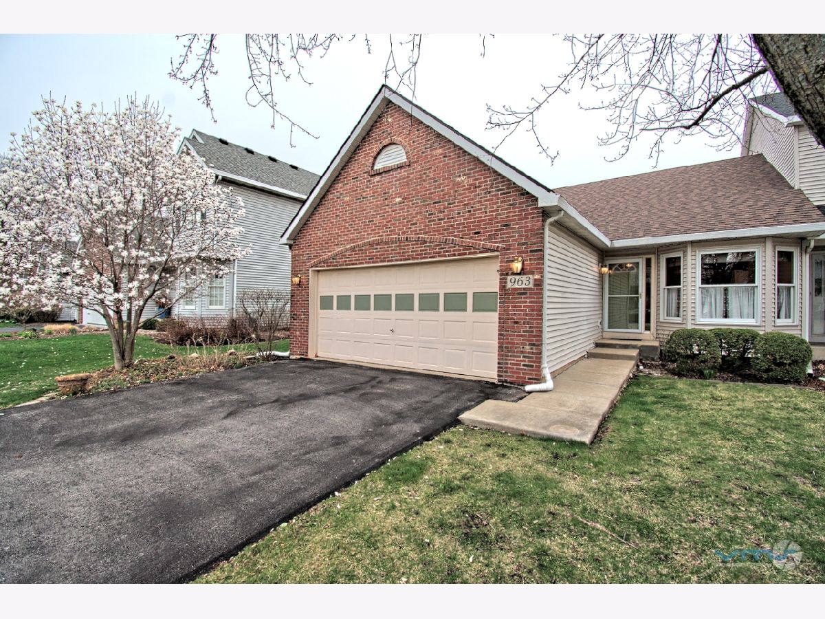 Condos & Townhomes Sold Breton Court Batavia Illinois, 963 First