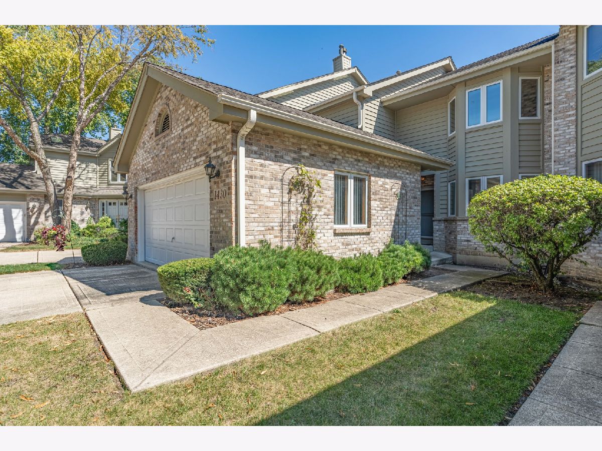 Townhomes & Homes Sold Norman Courts Darien Illinois, 1430 Coventry