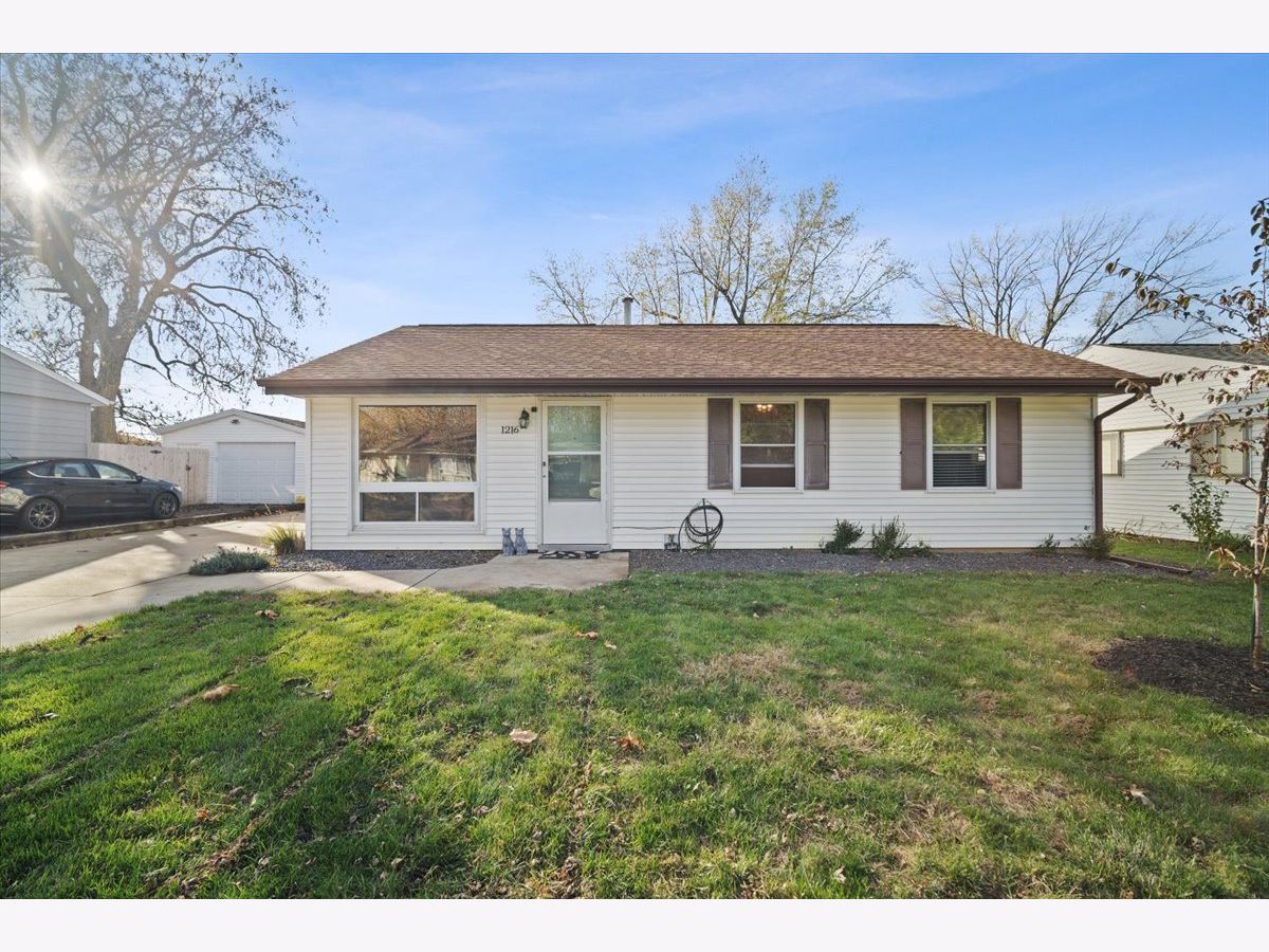 Homes & Condos & Townhomes Sold Holiday Knolls Bloomington Illinois, 1216 Mount Vernon