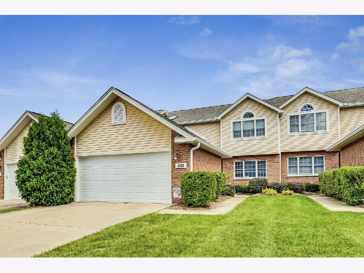 Townhomes Sold Water Tower Courts Darien Illinois, 8569 Sandalwood