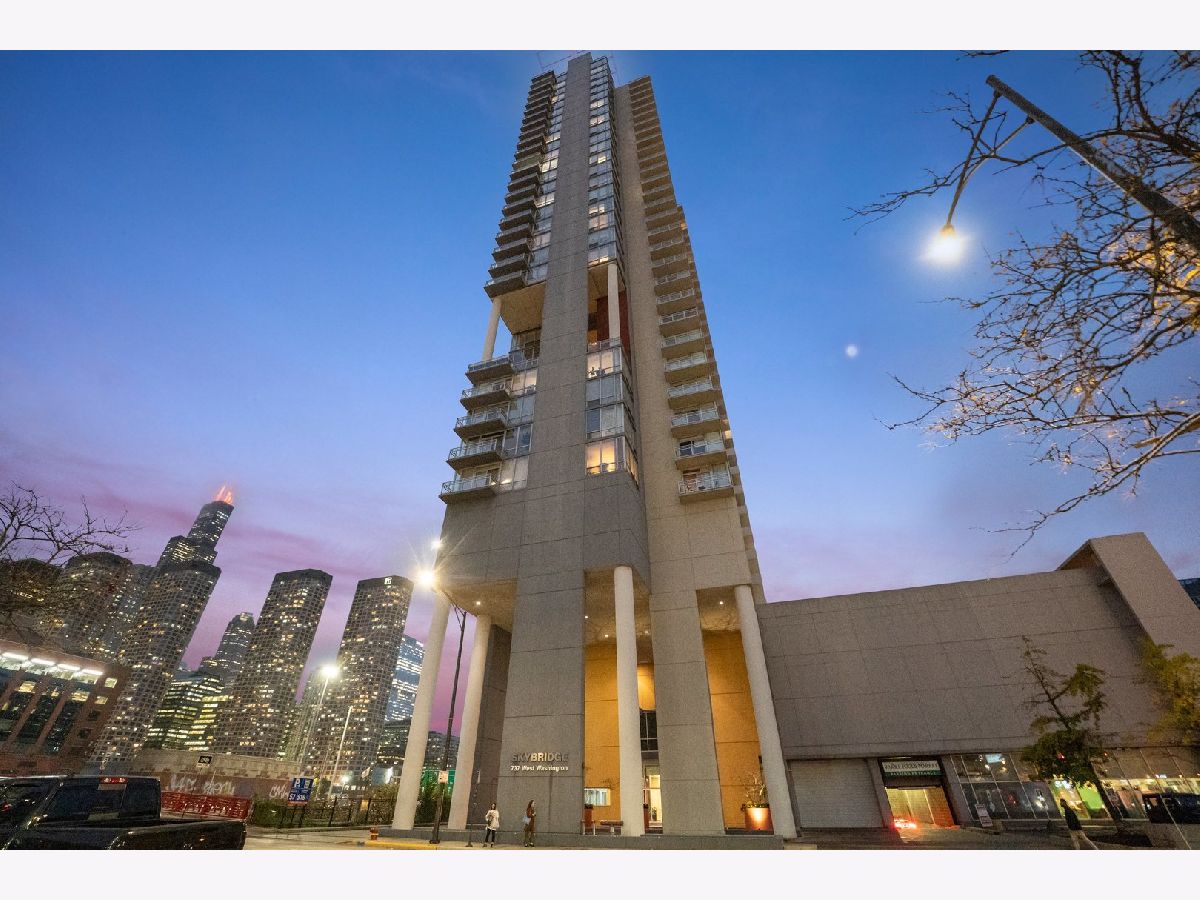 Condominiums Sold Skybridge Chicago Illinois, 737 Washington
