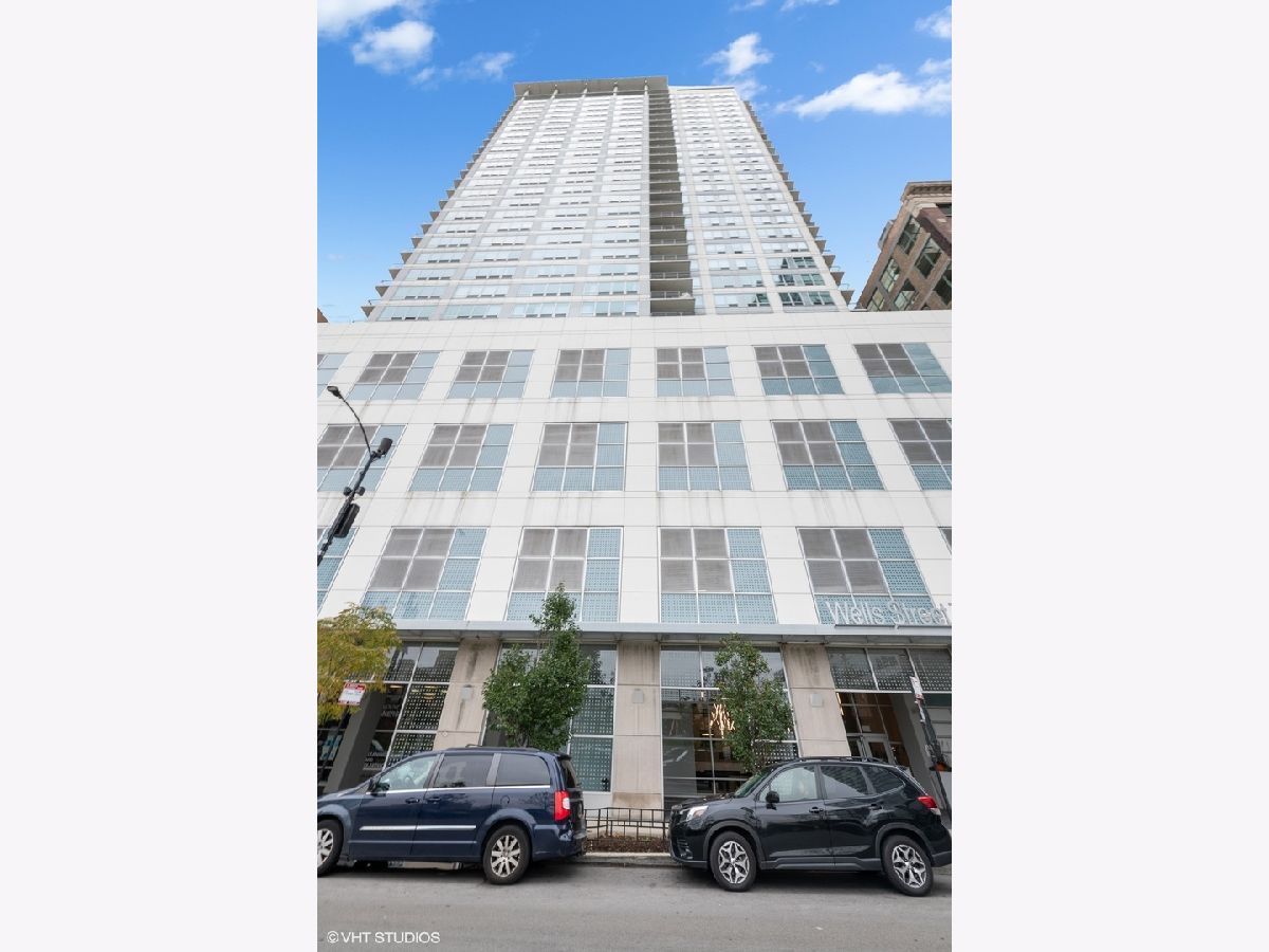 Condominiums Sold Wells Street Tower Chicago Illinois, 701 Wells
