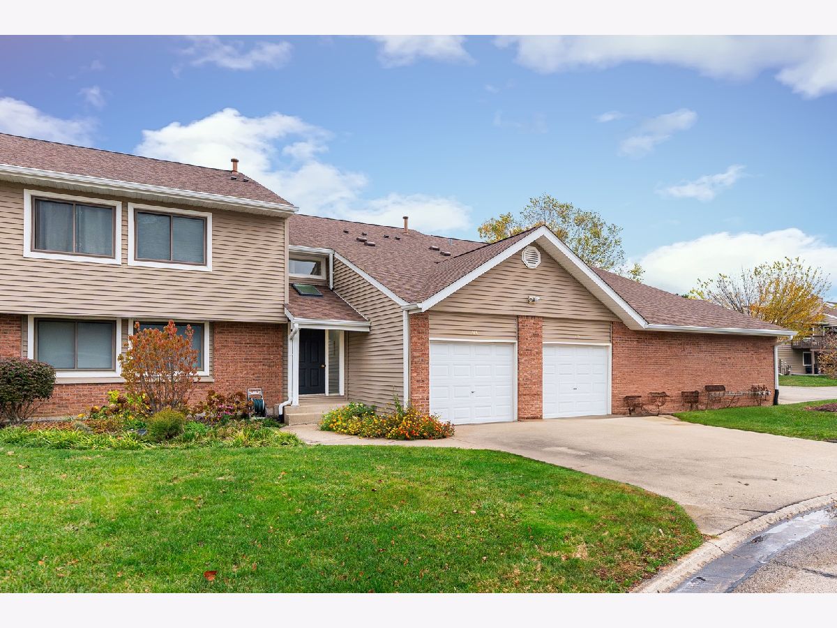 Townhomes & Condos Sold Hidden Lake Village Buffalo Grove Illinois, 112 Morningside