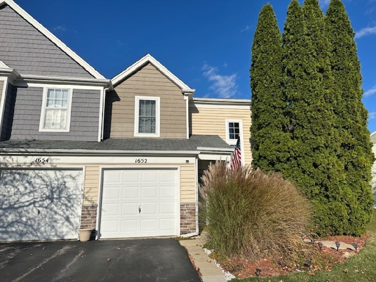 Townhomes & Homes Sold College Green Elgin Illinois, 1652 College Green
