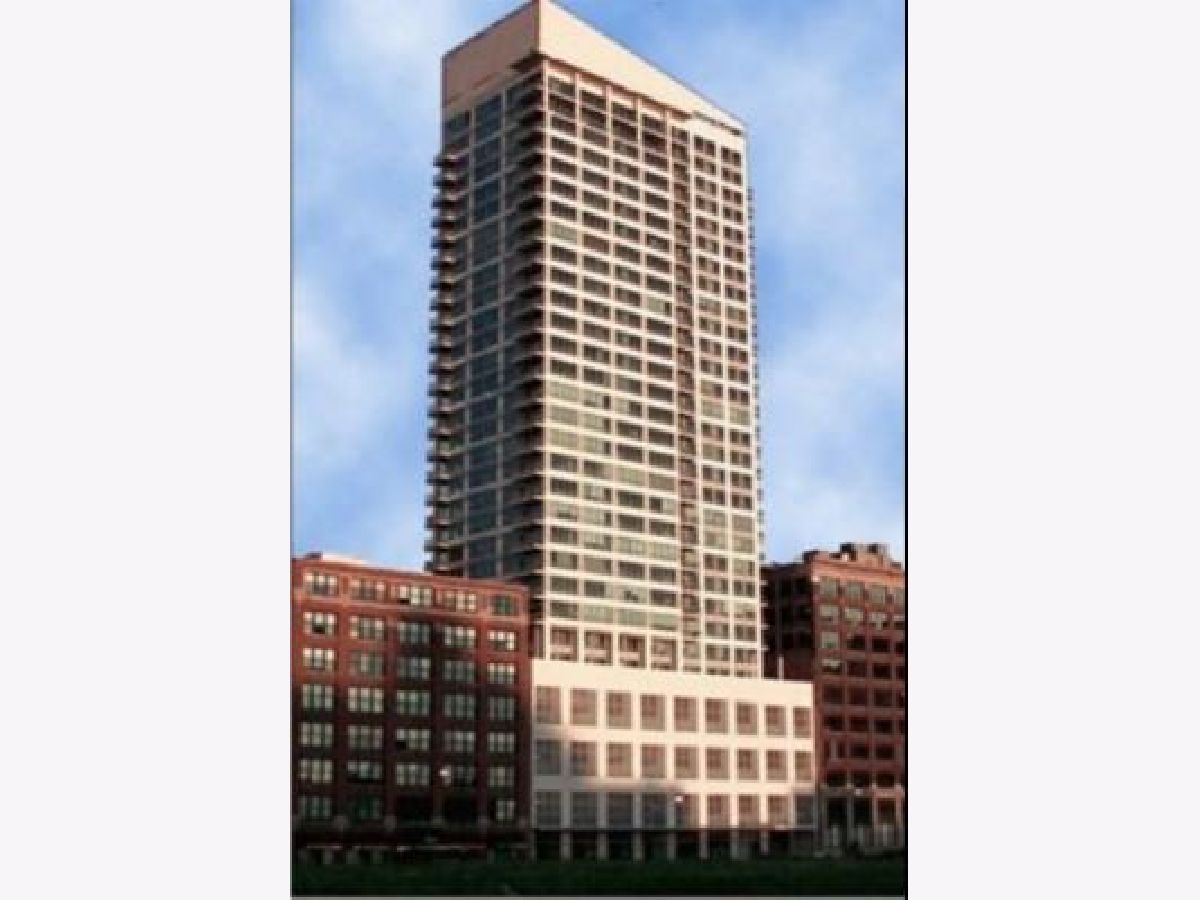 Condominiums Rented Wells Street Tower Chicago Illinois, 701 Wells