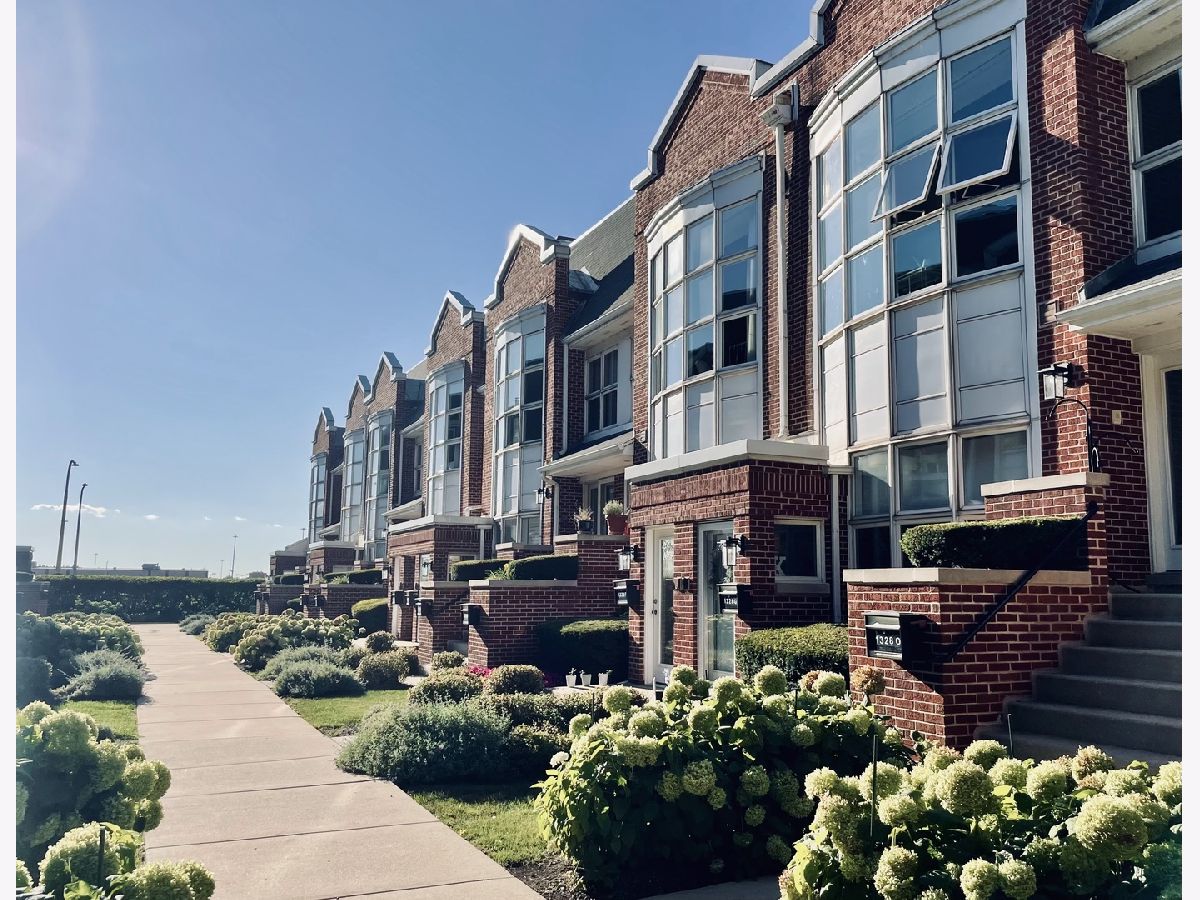 Townhomes & Condos & Homes Sold Dearborn Park Ii Chicago Illinois, 1328 Federal