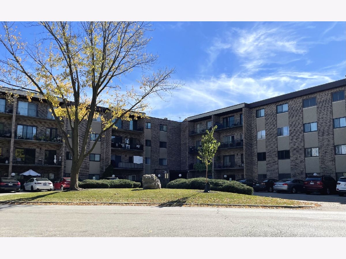 Condominiums Rented Lakeside Villas Mount Prospect Illinois, 725 Huntington Commons