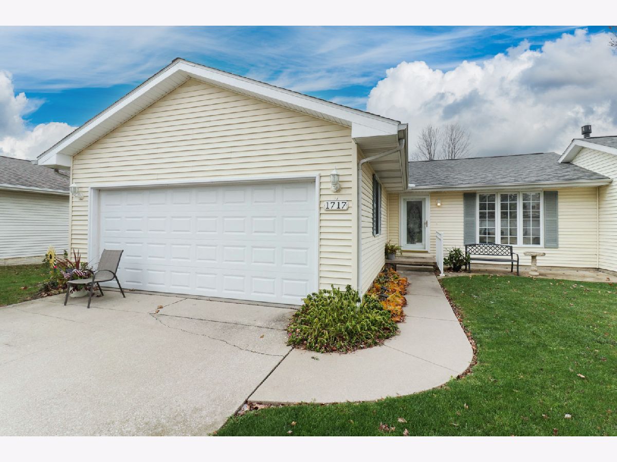 Homes & Condos & Townhomes Sold Pheasant Ridge Normal Illinois, 1717 Sunrise