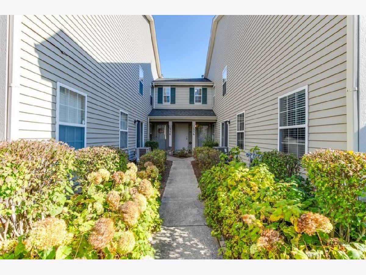 Townhomes & Condos & Homes Rented Lakewood Village Mundelein Illinois, 1356 Orleans
