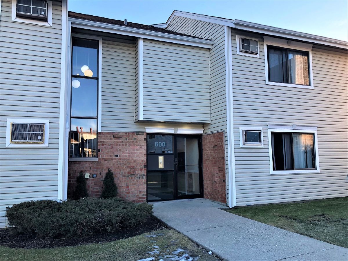 Condos & Townhomes Rented Runaway Bay Palatine Illinois, 600 Bayside