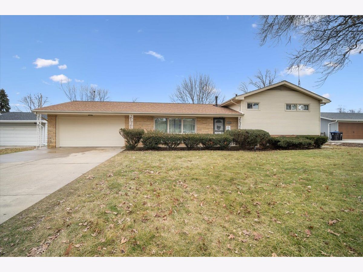 Homes & Condos & Townhomes Sold Fairway Knolls Bloomington Illinois, 206 Mecherle
