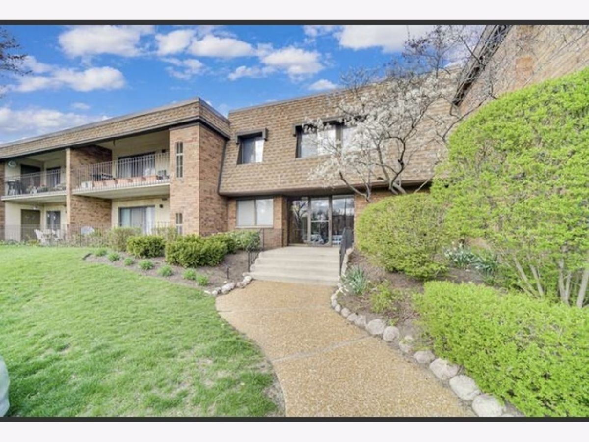 Condominiums Sold Oak Creek Buffalo Grove Illinois, 210 Old Oak