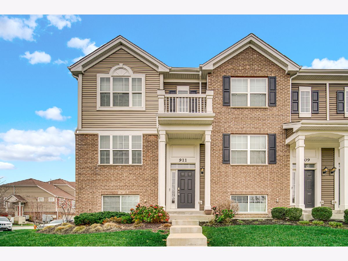 Townhomes Rented Neudearborn Station Naperville Illinois, 911 Charlton