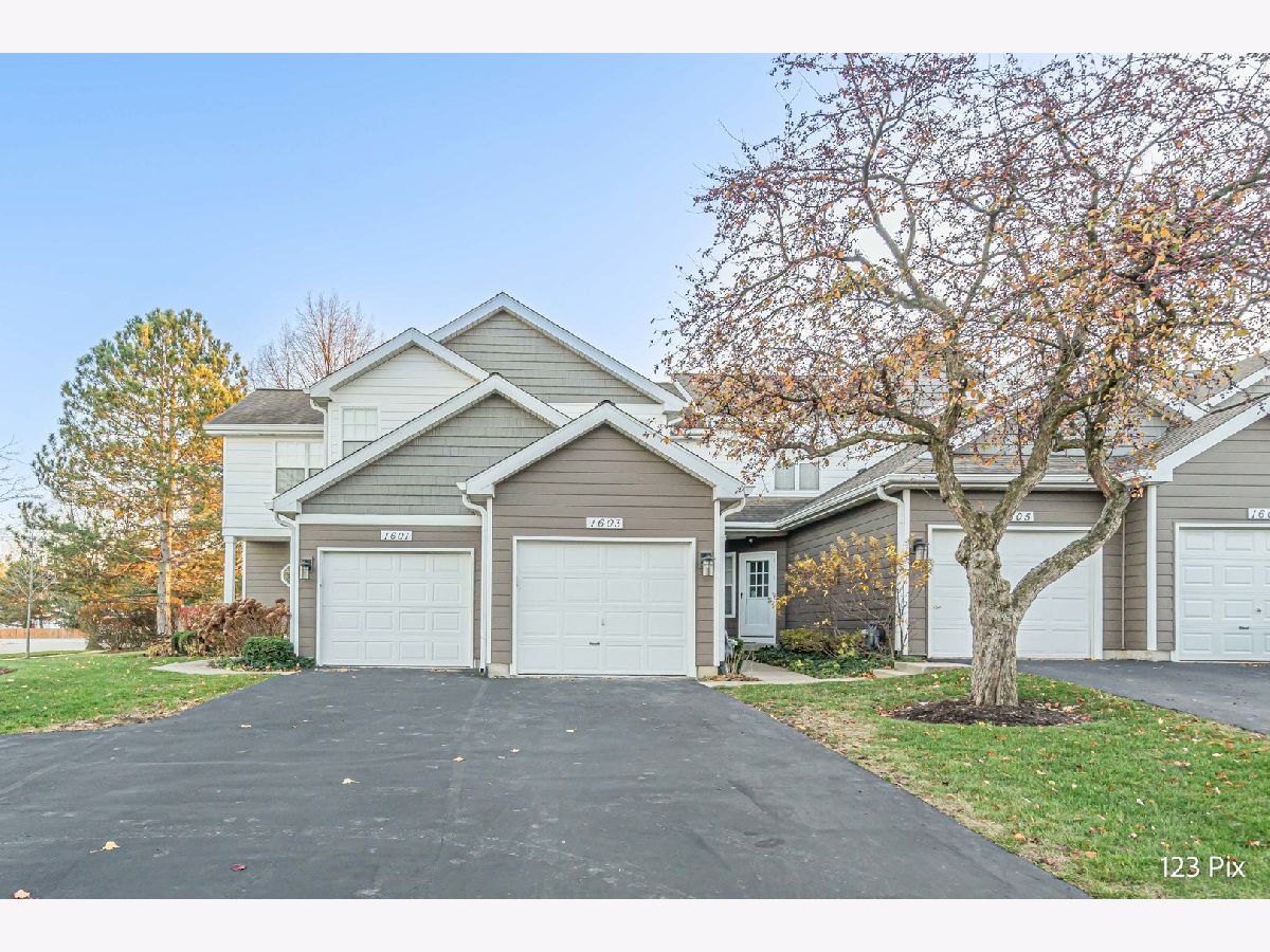 Townhomes Rented Woodhaven Mundelein Illinois, 1603 Woodhaven
