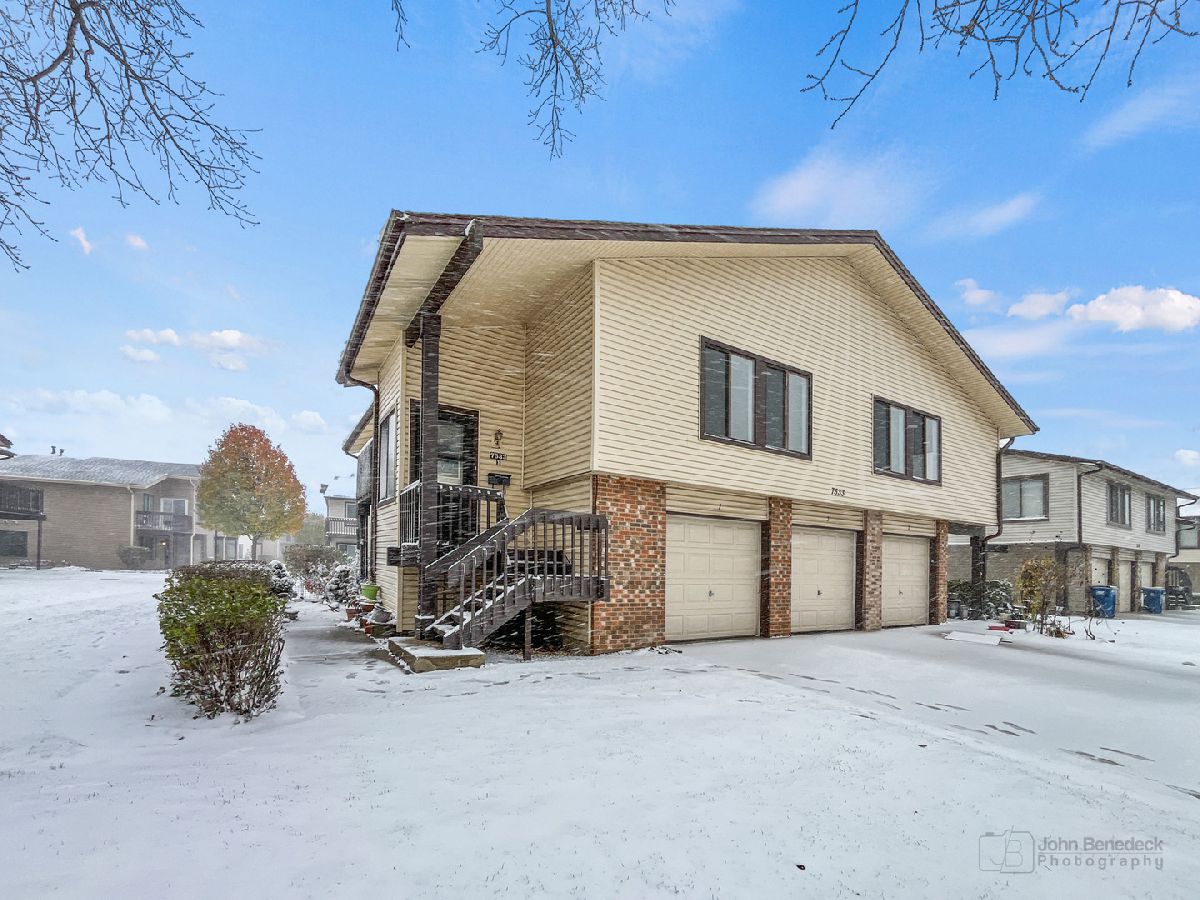 Townhomes & Condos Sold Larkspur Hanover Park Illinois, 7533 Bristol