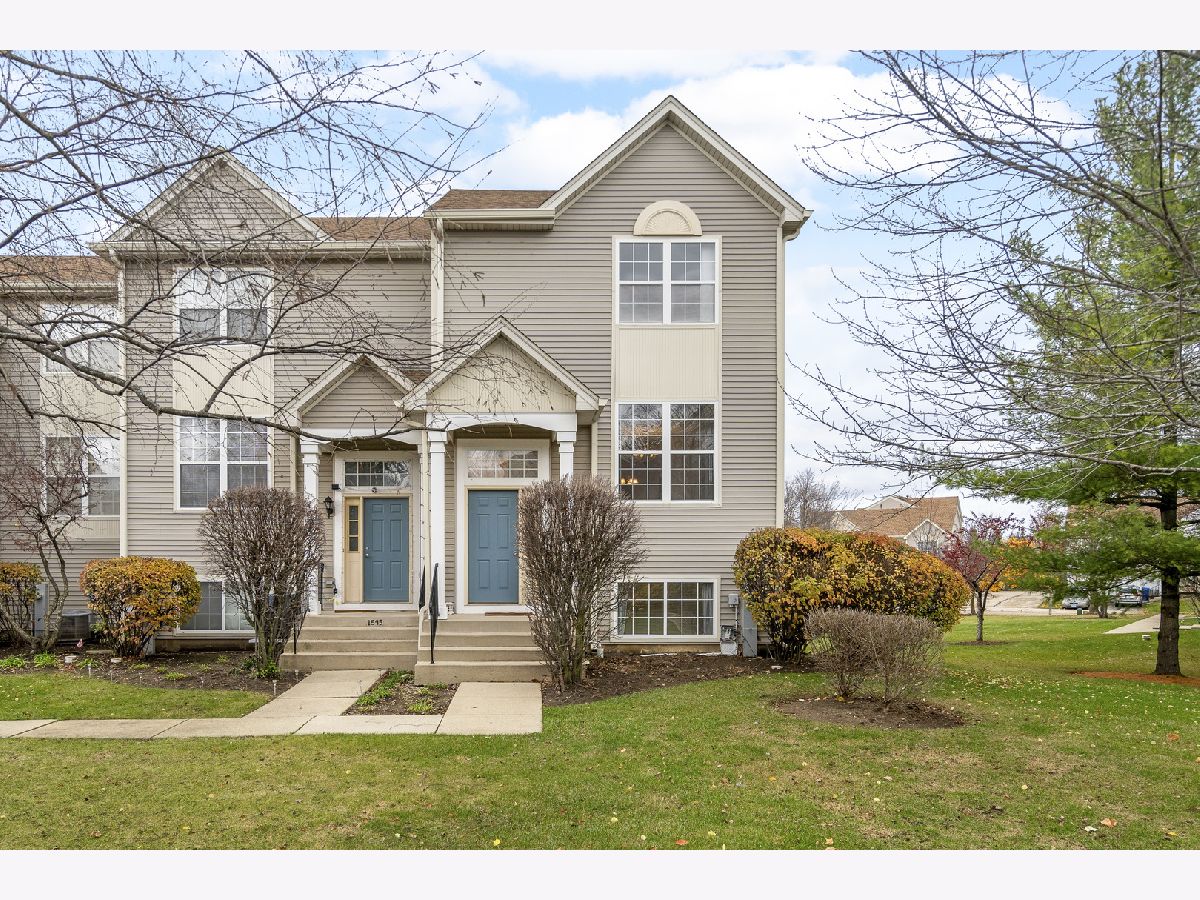 Townhomes & Homes Sold Greystone Gurnee Illinois, 1547 Sapphire