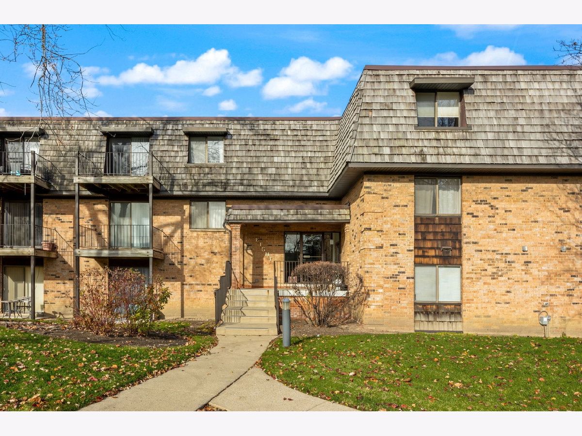 Condominiums Sold Arbors Buffalo Grove Illinois, 8 Oak Creek