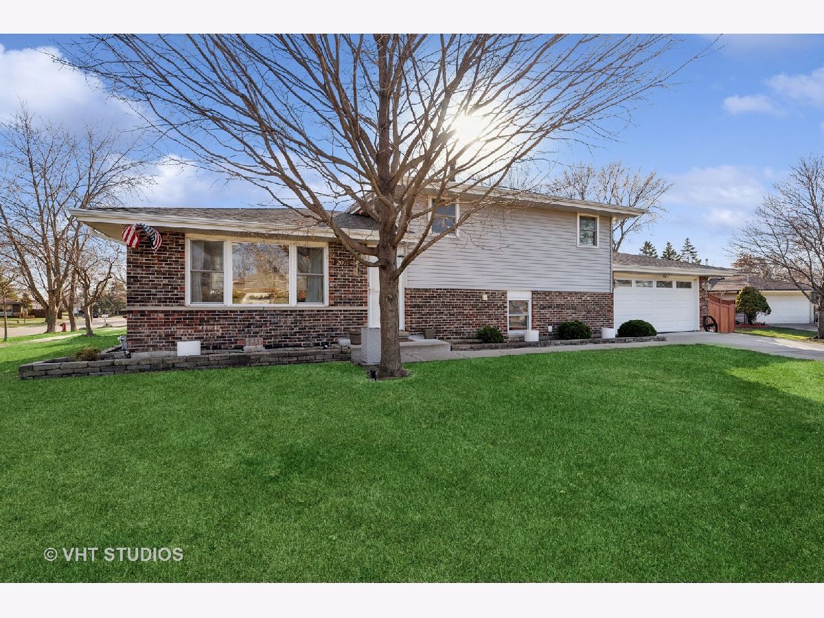 Homes Sold Fair Meadows Palatine Illinois, 2091 Almond