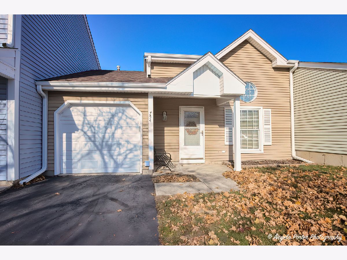 Townhomes Sold Nantucket Village Island Lake Illinois, 754 Brittany