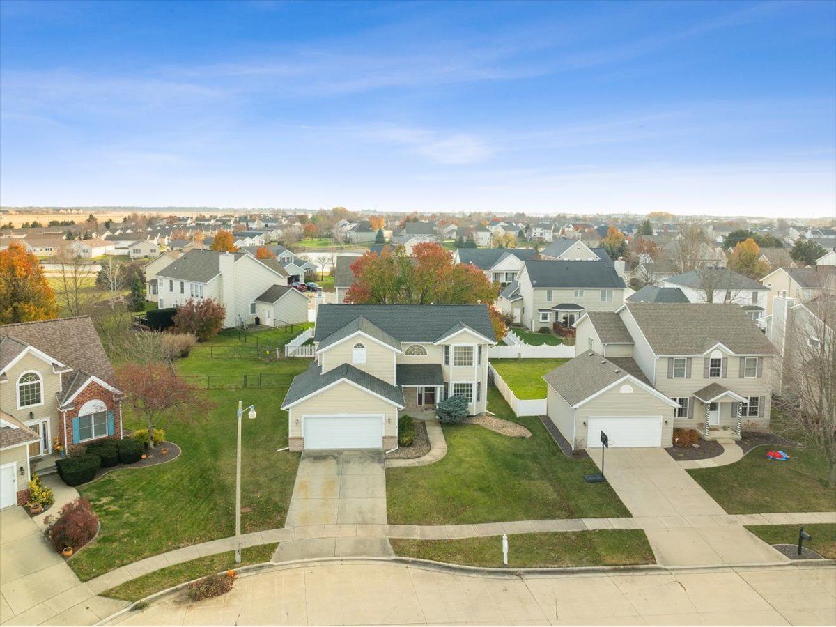 Homes & Condos & Townhomes Sold Old Farm Lakes Bloomington Illinois, 13 Minks