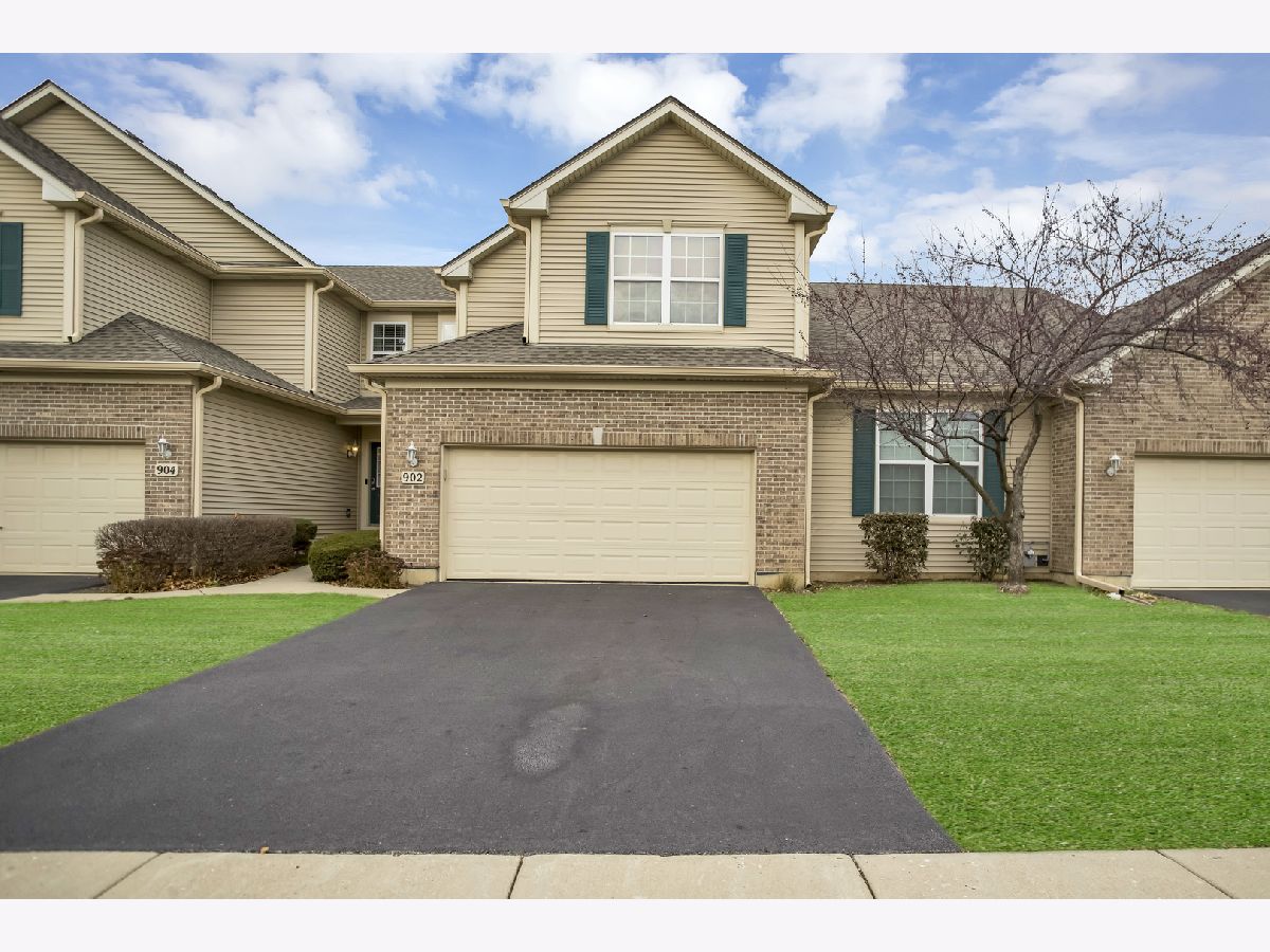 Townhomes & Homes Sold Oak Ridge Elgin Illinois, 902 Oak Ridge