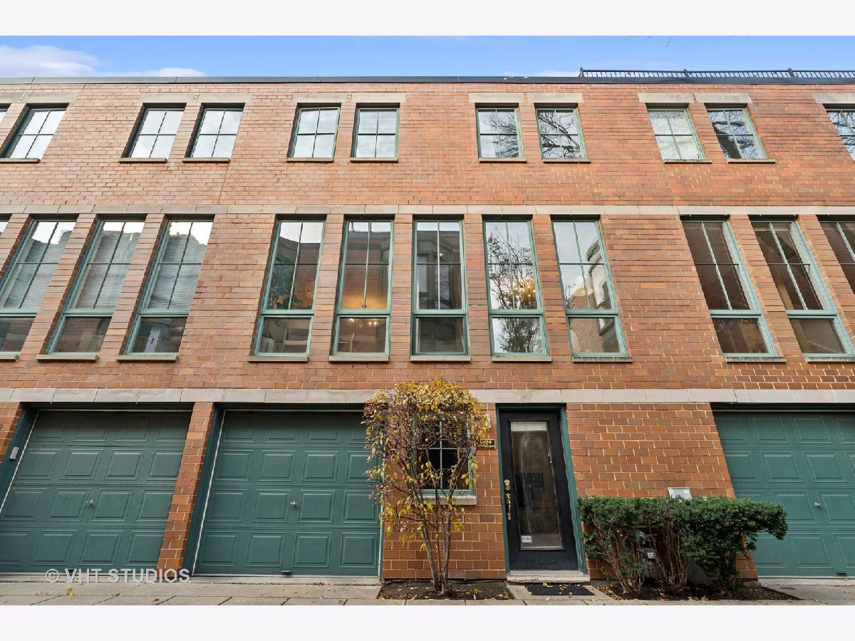 Townhomes Sold Seminary Court Chicago Illinois, 2707 Lincoln