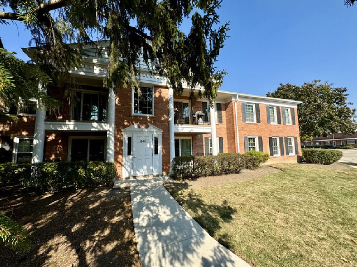 Condos & Townhomes Rented Shorely Woods Barrington Illinois, 560 Shorely