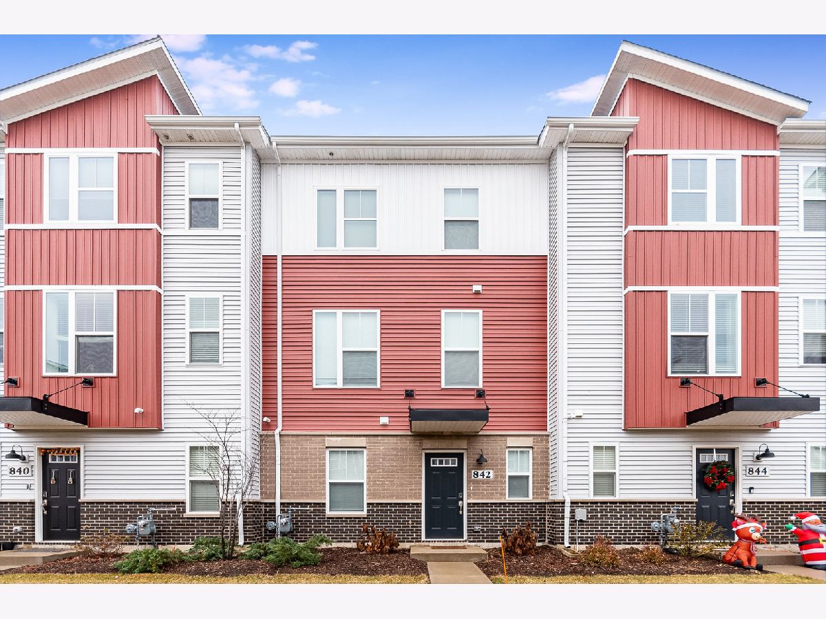 Condos & Townhomes Rented Gramercy Square Aurora Illinois, 842 Finley