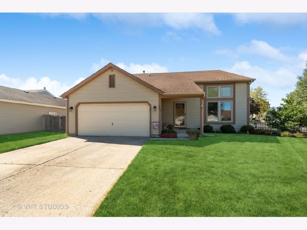 Homes & Townhomes & Condos Rented Four Colonies Crystal Lake Illinois, 1255 Rosewood