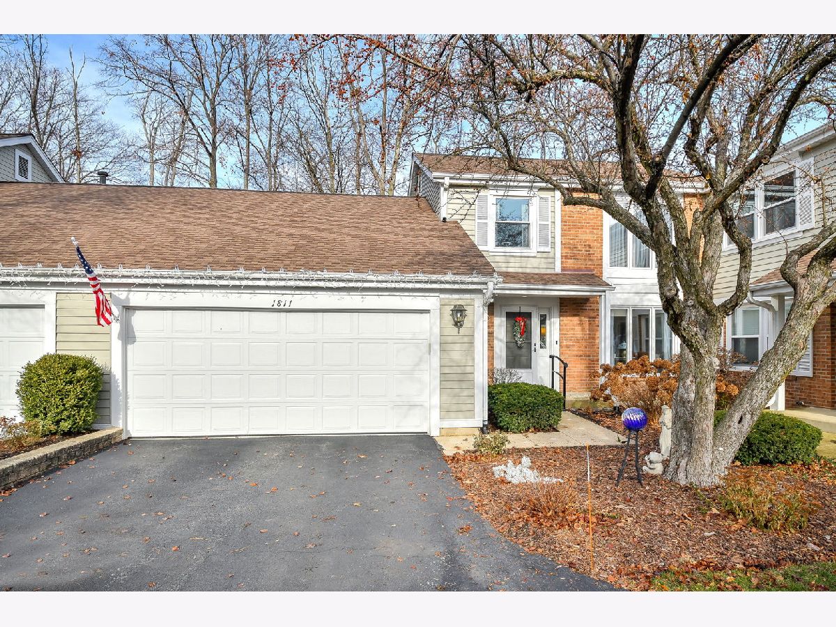 Townhomes & Condos & Homes Sold Adare Farms Wheaton Illinois, 1811 Courtenay