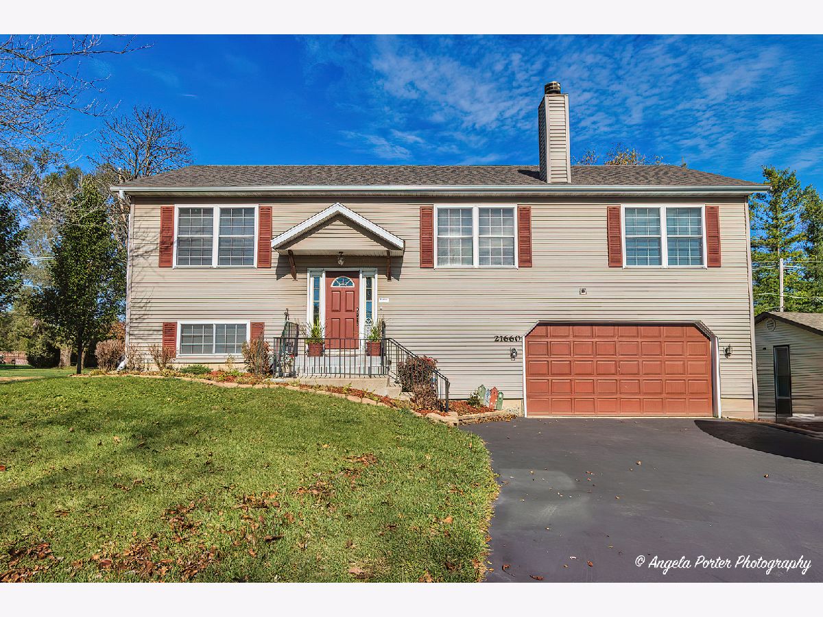 Homes Sold Venetian Village Lake Villa Illinois, 21660 Sarah
