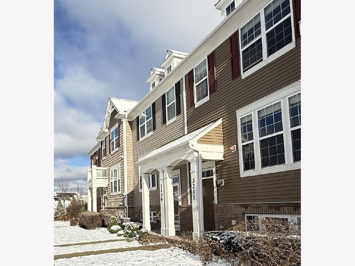 Townhomes & Homes Rented Regency At The Glen Glenview Illinois, 3211 Coral