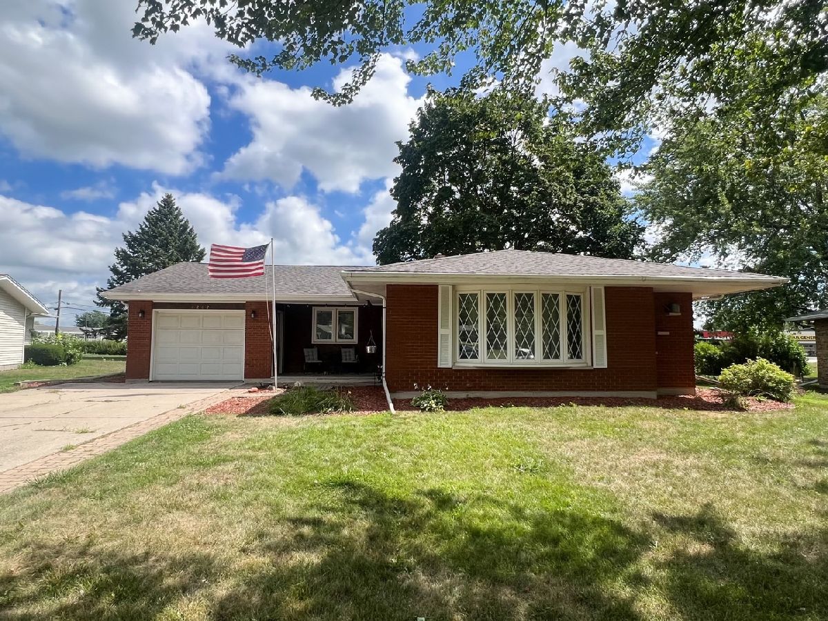  Rented Rochelle Illinois, 1207 Crest